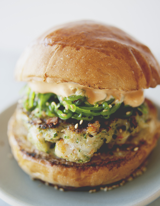 Hamburger Di Gamberetti Con Insalata Di Wakame Alghe