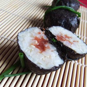 Palline di riso, alga nori e salsina di umeboshi e tahin di sesamo - Le alghe nei vostri menu delle feste