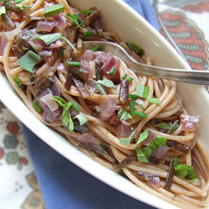 Spaghetti con uvetta, mandorle e alga Spaghetti di Mare - Le alghe nelle ricette per le feste